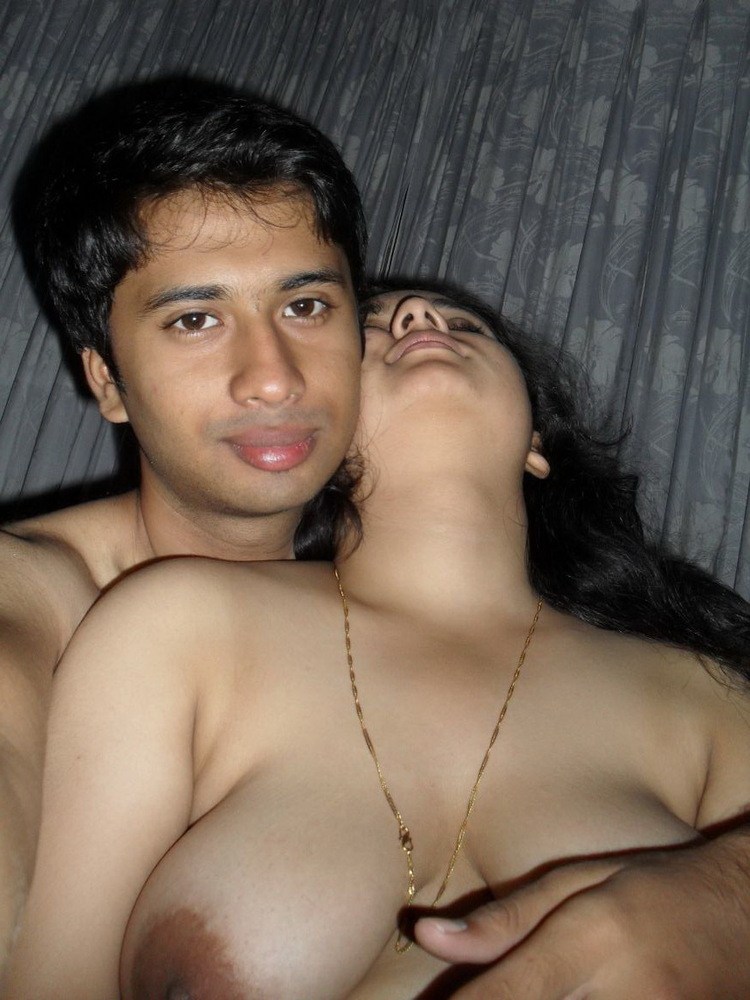 Indian girl shows naked body